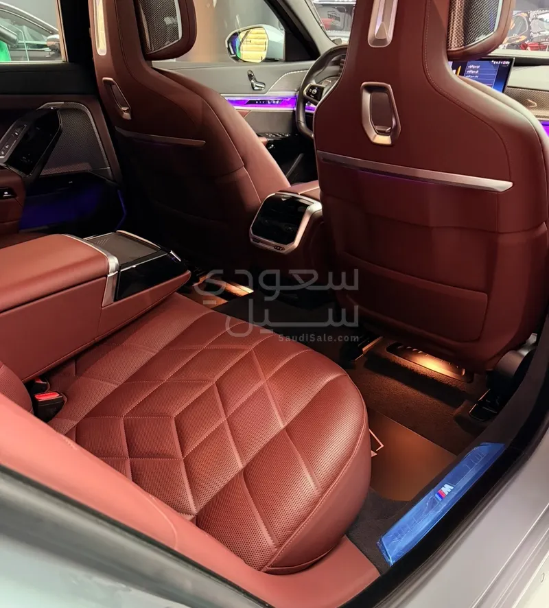 2025 بي ام دبليو الفئة السابعة 735أي