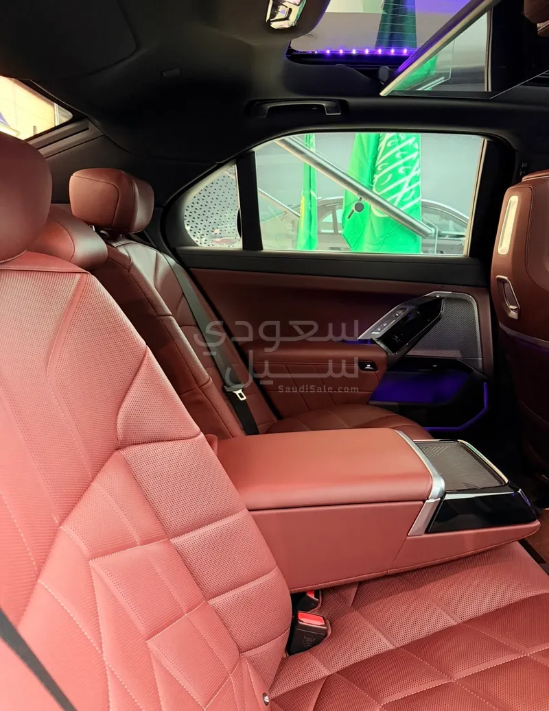 2025 بي ام دبليو الفئة السابعة 735أي