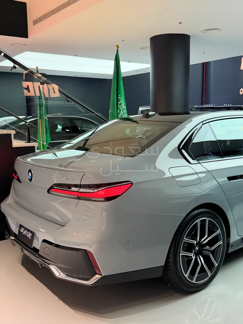 2025 بي ام دبليو الفئة السابعة 735أي
