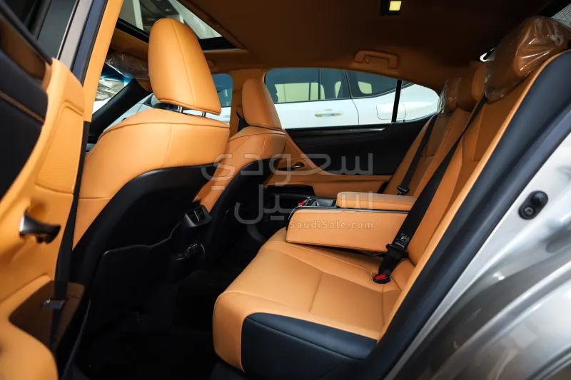 2024 لكزس إي إس 350