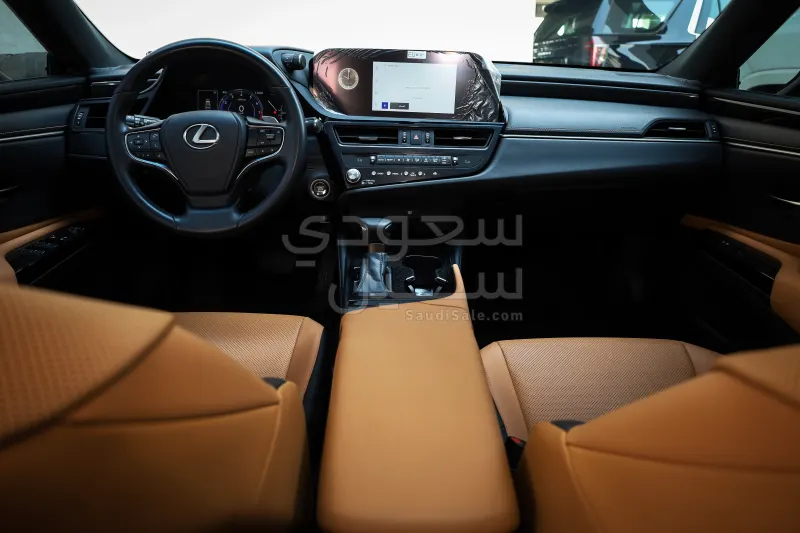 2024 لكزس إي إس 350