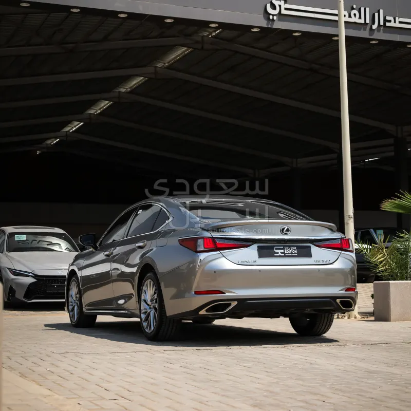 2024 لكزس إي إس 350