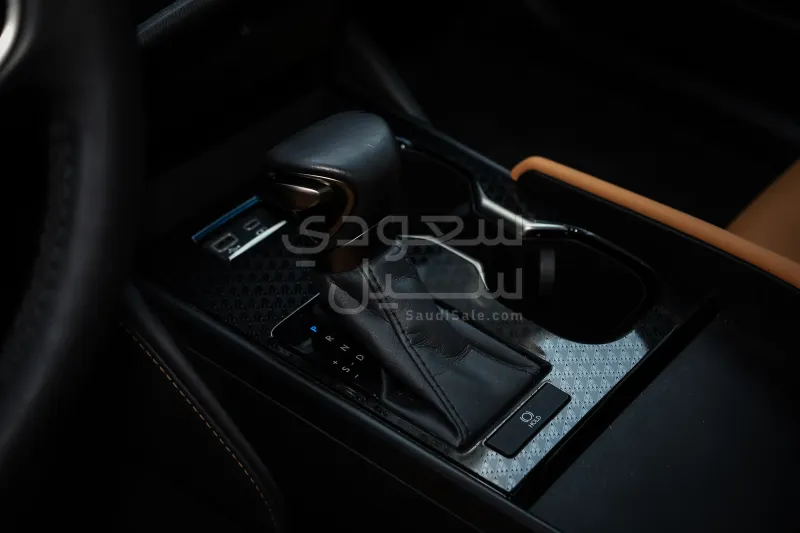 2024 لكزس إي إس 350