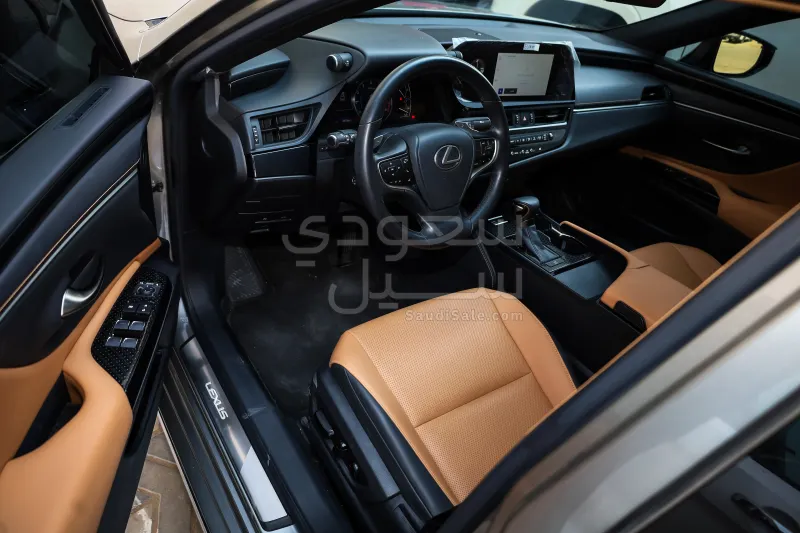 2024 لكزس إي إس 350
