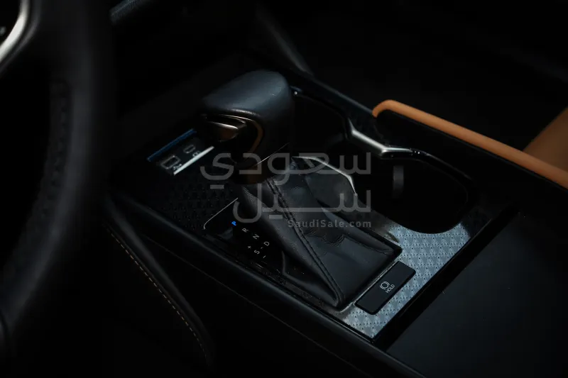 2024 لكزس إي إس 350