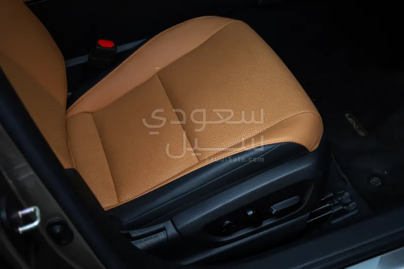 2024 لكزس إي إس 350
