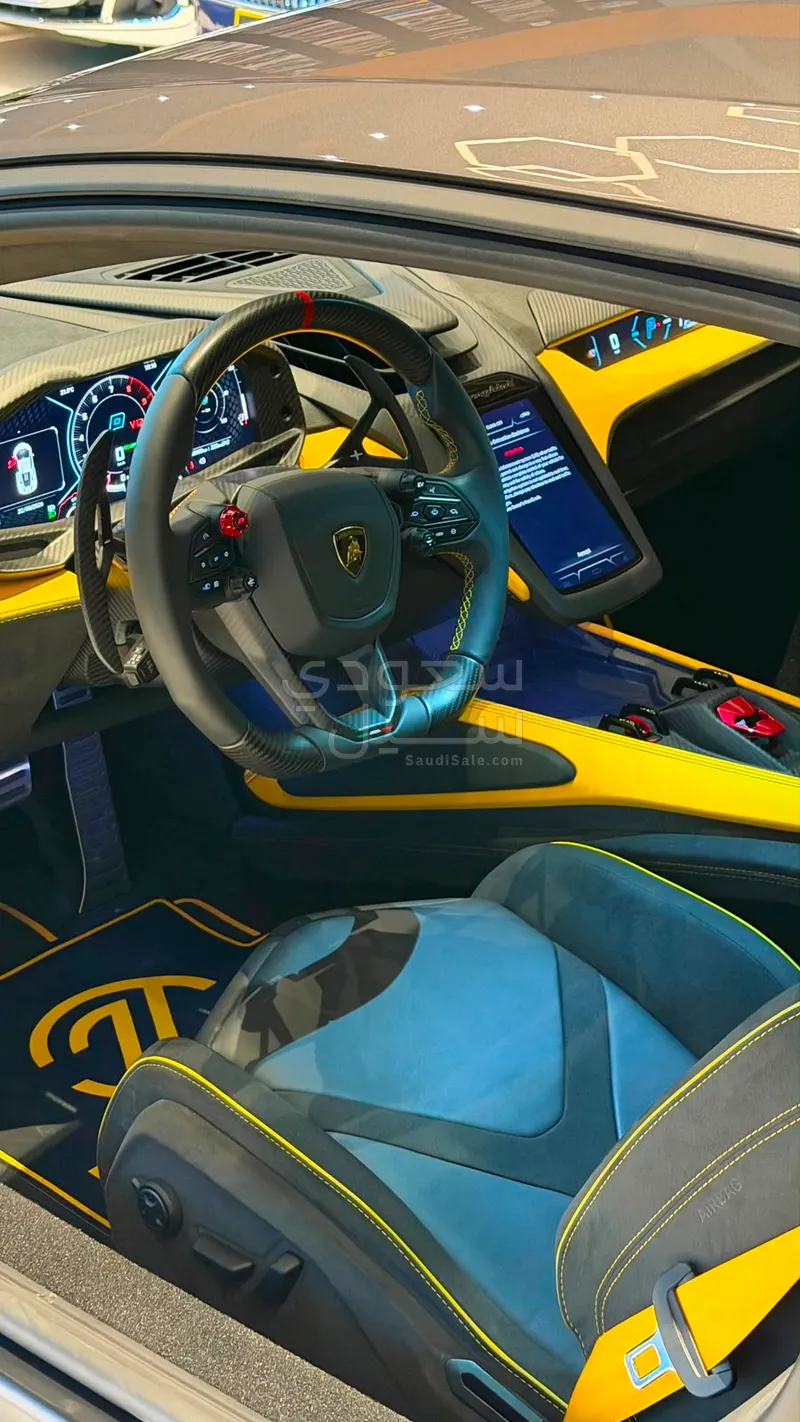 2025 لمبرجيني ريفويلتو