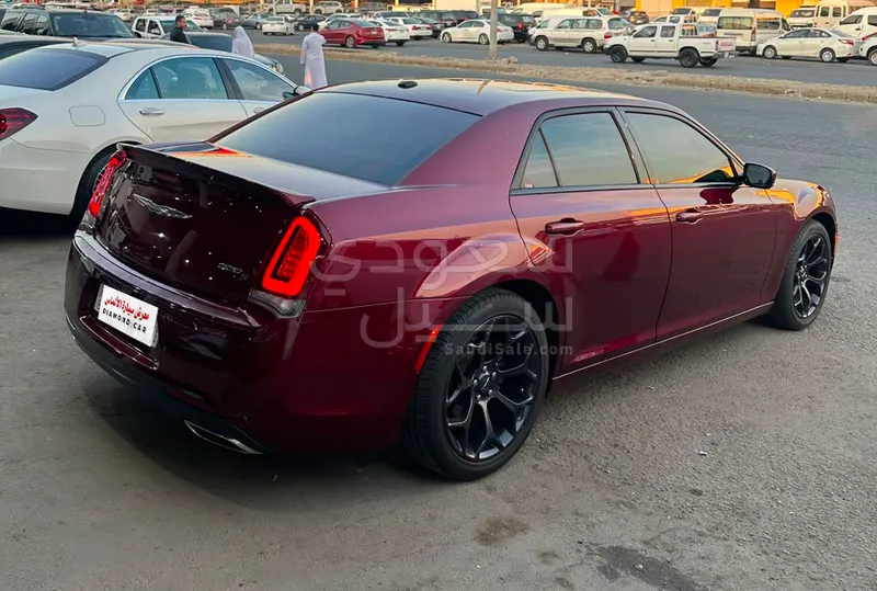 2019 كرايسلر 300 اس