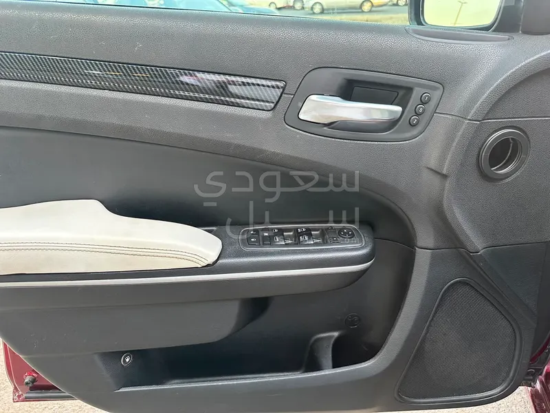 2019 كرايسلر 300 اس