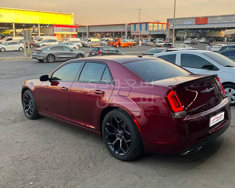 2019 كرايسلر 300 اس
