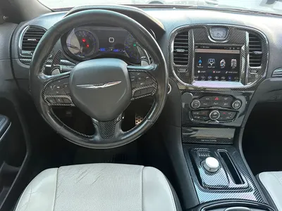 2019 كرايسلر 300 اس