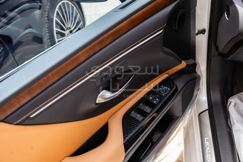 2025 لكزس إي إس 350