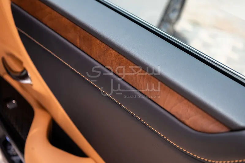 2025 لكزس إي إس 350