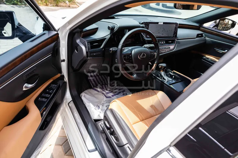 2025 لكزس إي إس 350