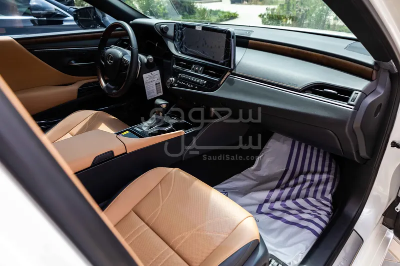 2025 لكزس إي إس 350