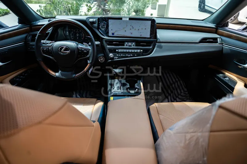 2025 لكزس إي إس 350