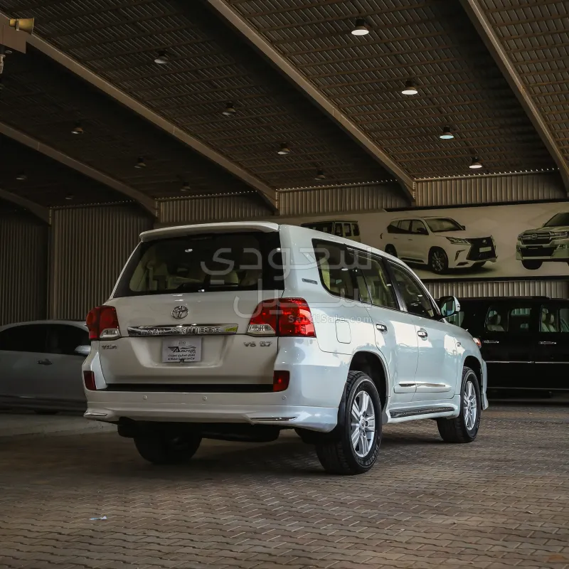 2014 تويوتا لاند كروزر في اكس ار