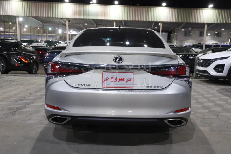 2025 لكزس إي إس 350