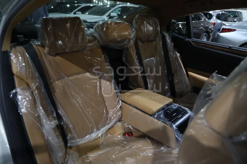 2025 لكزس إي إس 350