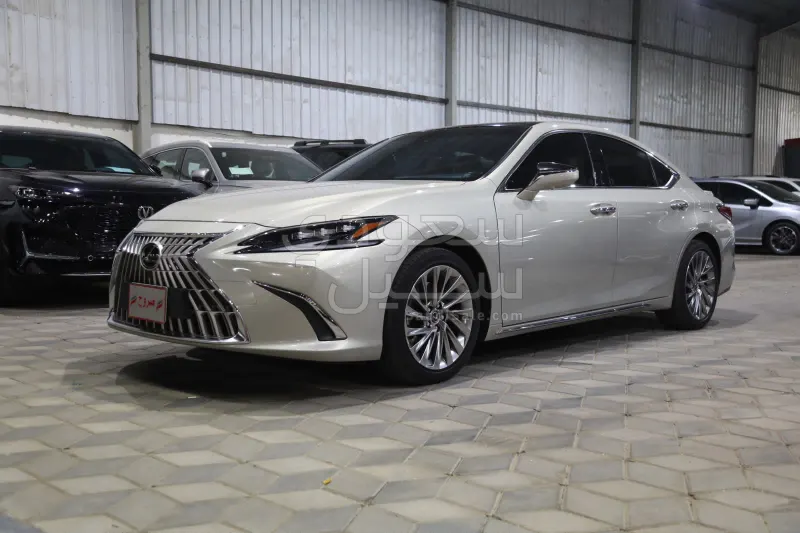 2025 لكزس إي إس 350