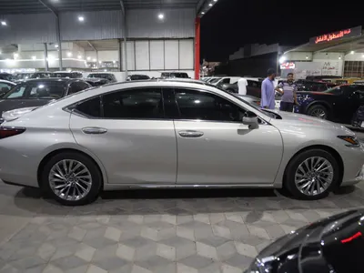 2025 لكزس إي إس 350
