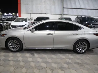 2025 لكزس إي إس 350