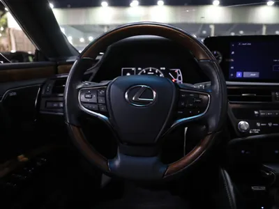 2025 لكزس إي إس 350