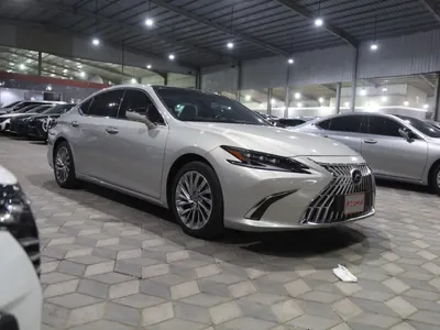 2025 لكزس إي إس 350
