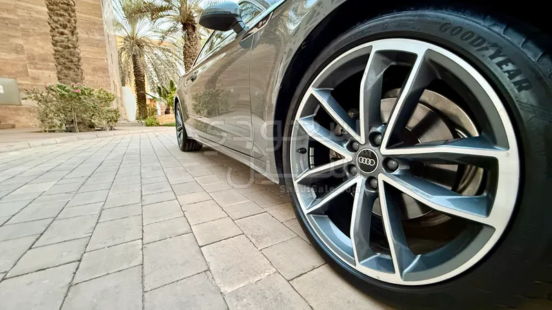 2023 اودي اي 5 40 تي اف اس اي اس لاين