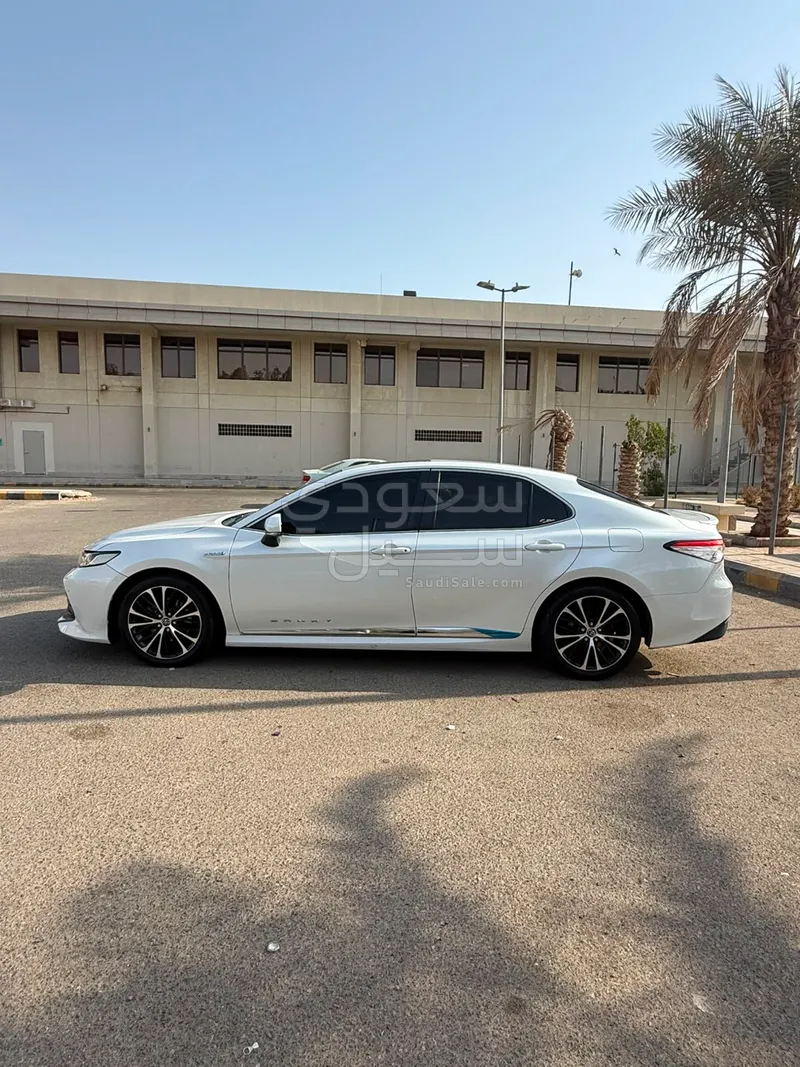 2019 تويوتا كامري جي ال اي