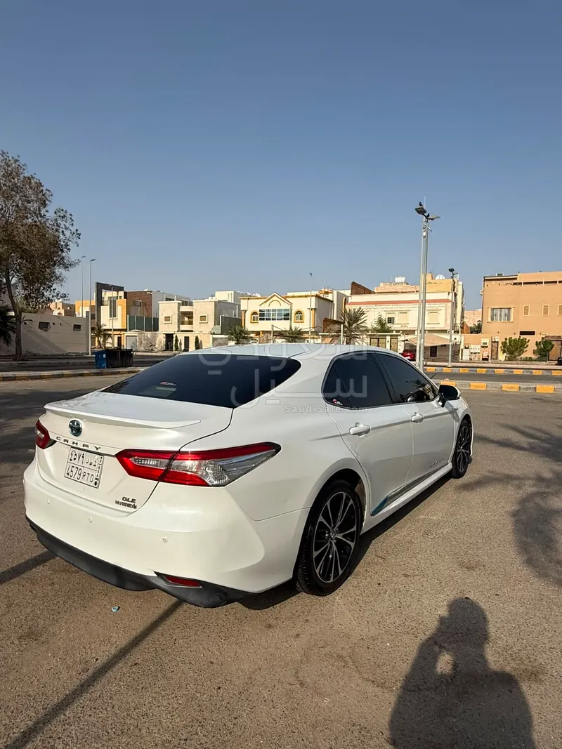 2019 تويوتا كامري جي ال اي