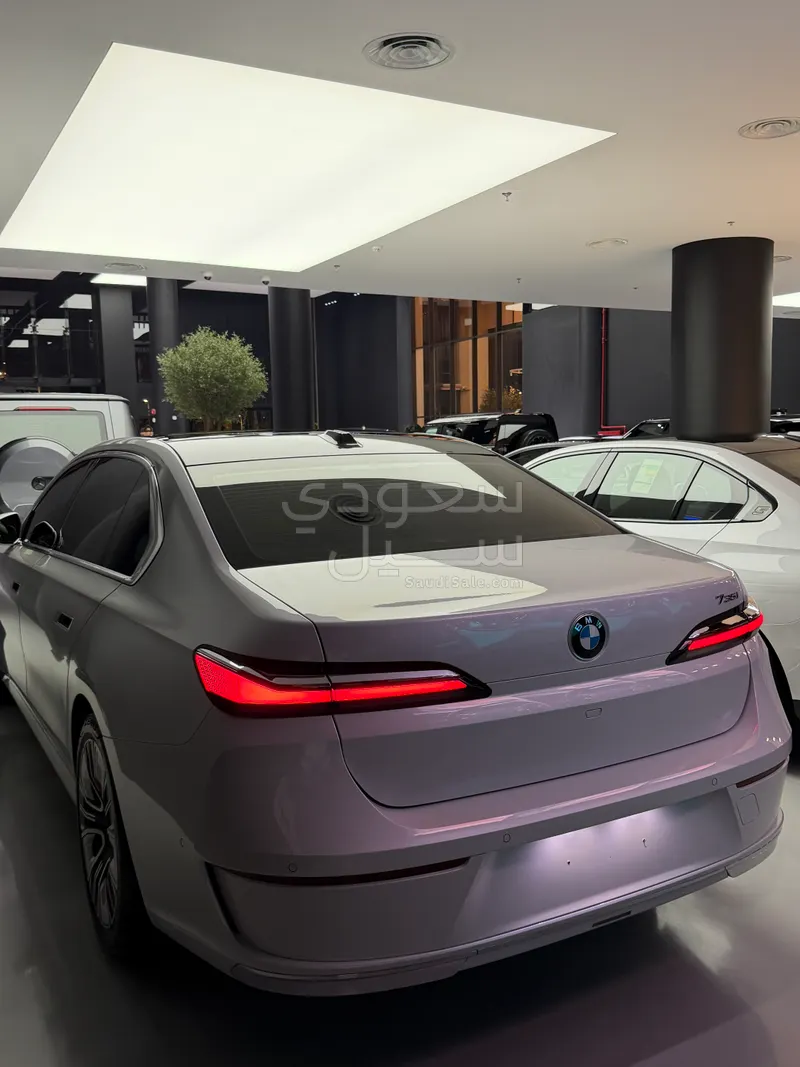 2026 بي ام دبليو الفئة السابعة 735أي