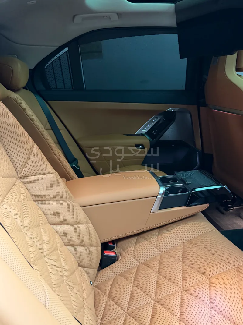 2026 بي ام دبليو الفئة السابعة 735أي