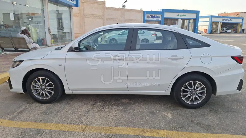 2024 تويوتا ياريس واي