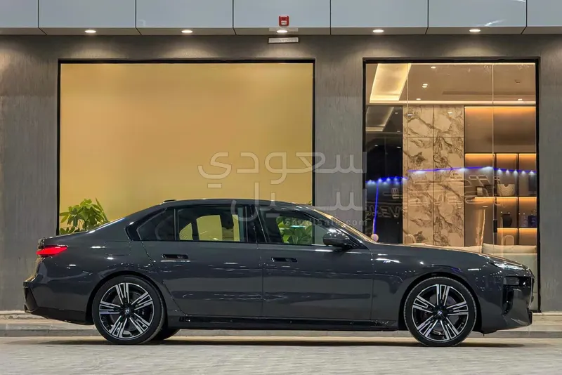 2026 بي ام دبليو الفئة السابعة 735أي