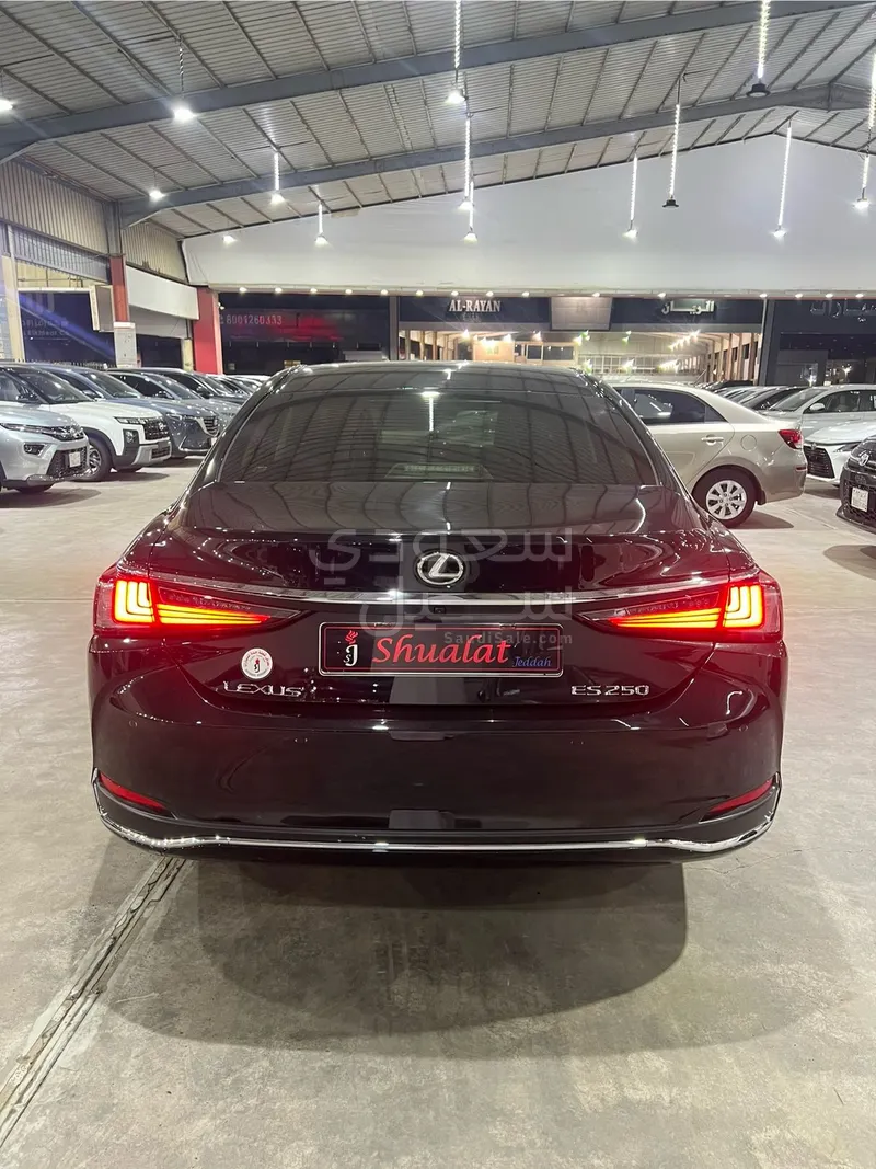 2025 لكزس إي إس 250