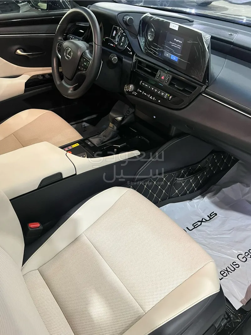 2025 لكزس إي إس 250