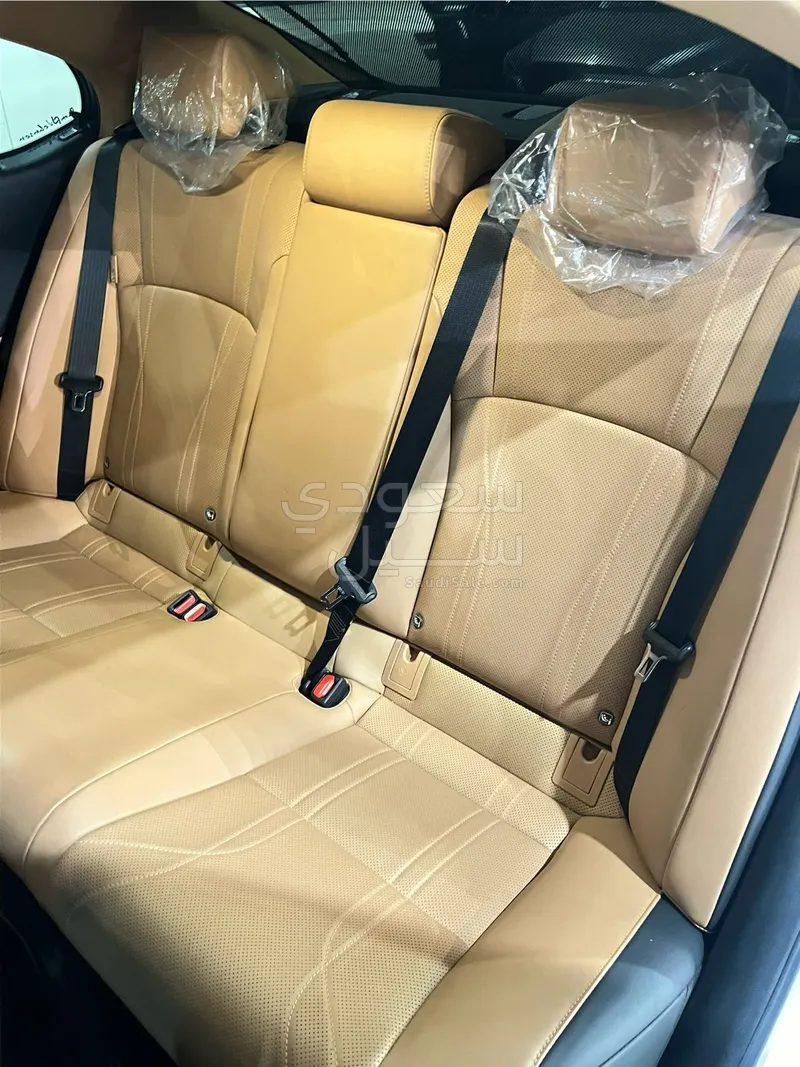 2025 لكزس إي إس 350