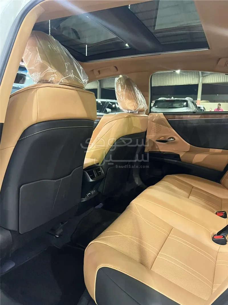 2025 لكزس إي إس 350