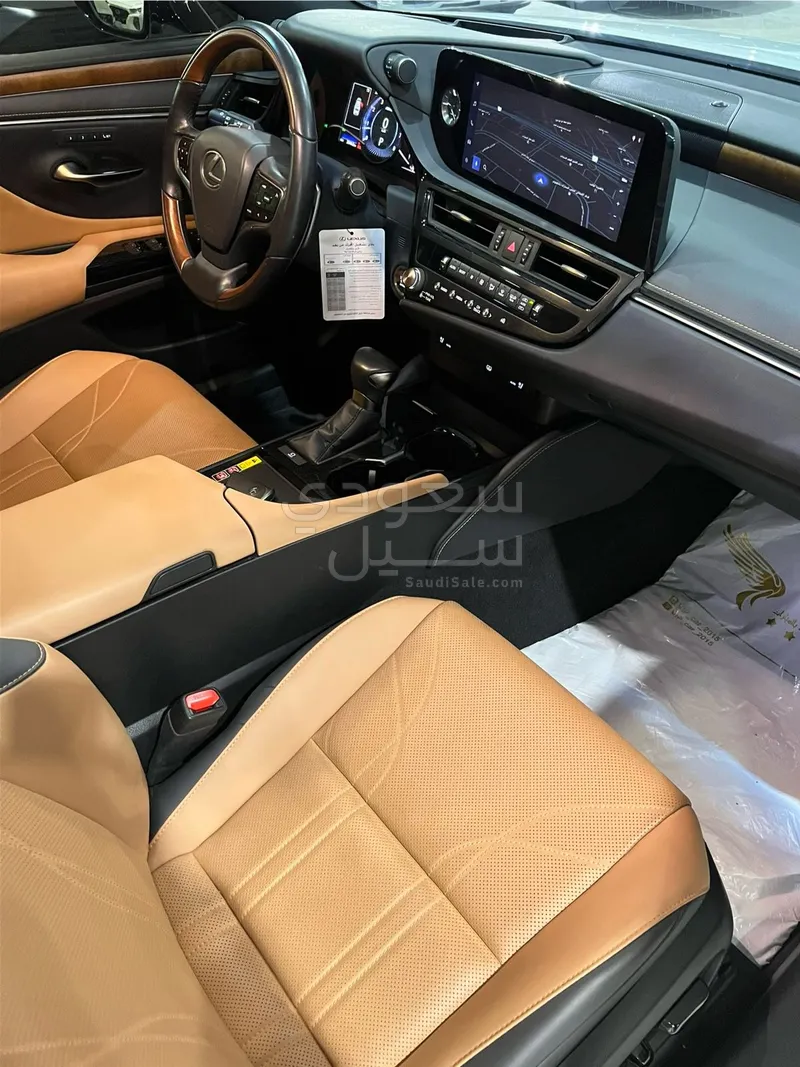 2025 لكزس إي إس 350