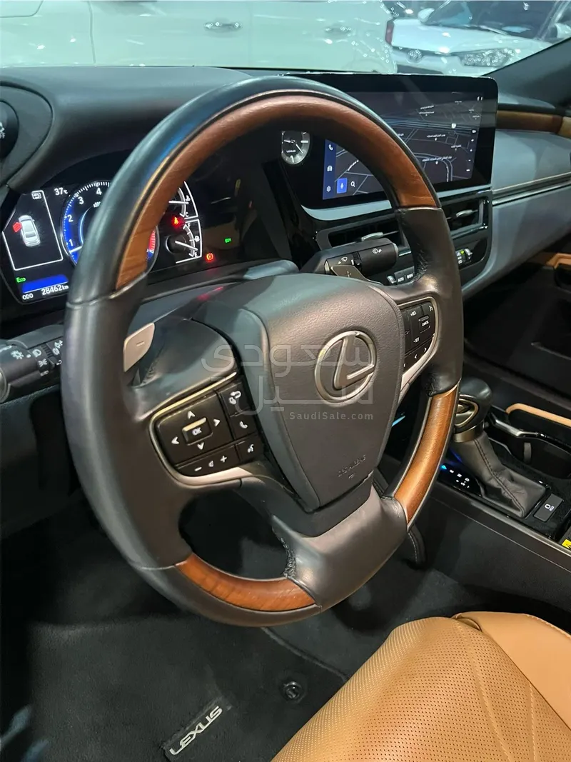 2025 لكزس إي إس 350
