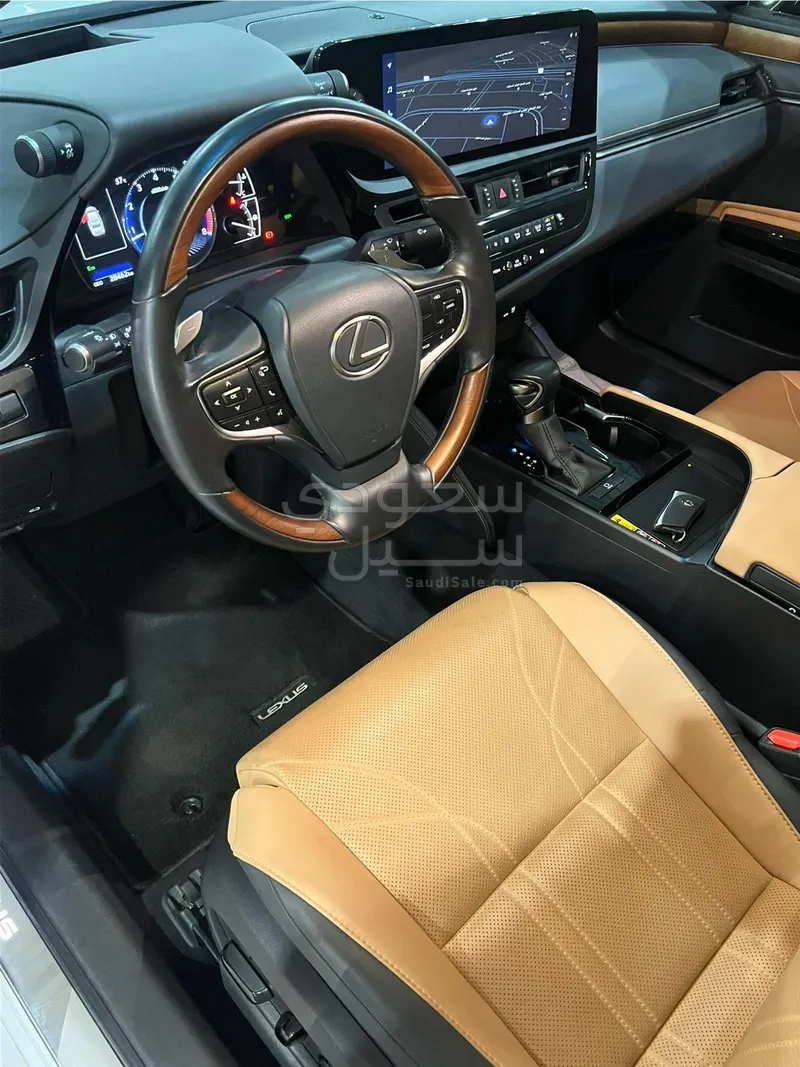 2025 لكزس إي إس 350
