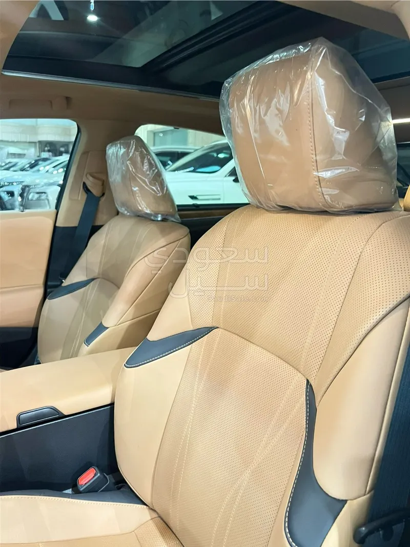 2025 لكزس إي إس 350