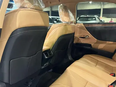 2025 لكزس إي إس 350