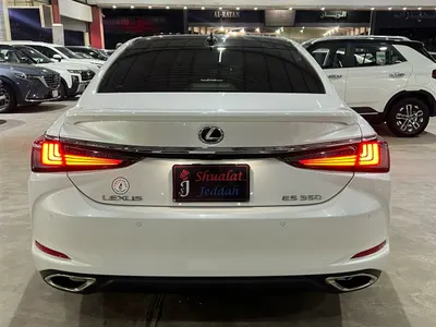 2025 لكزس إي إس 350