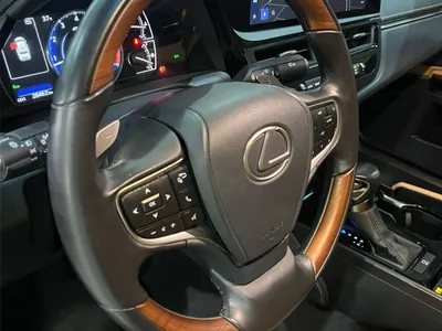 2025 لكزس إي إس 350