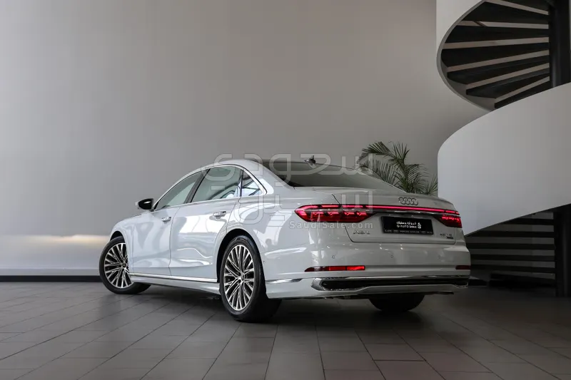 2024 اودي اي 8 ال 55تي اف اس أي