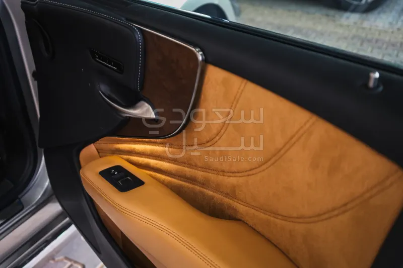 2021 لكزس إل إس 350