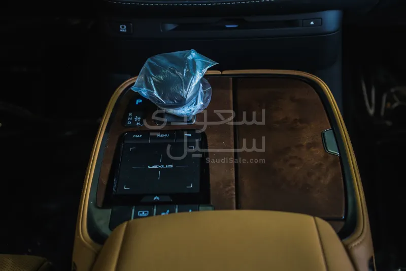 2021 لكزس إل إس 350