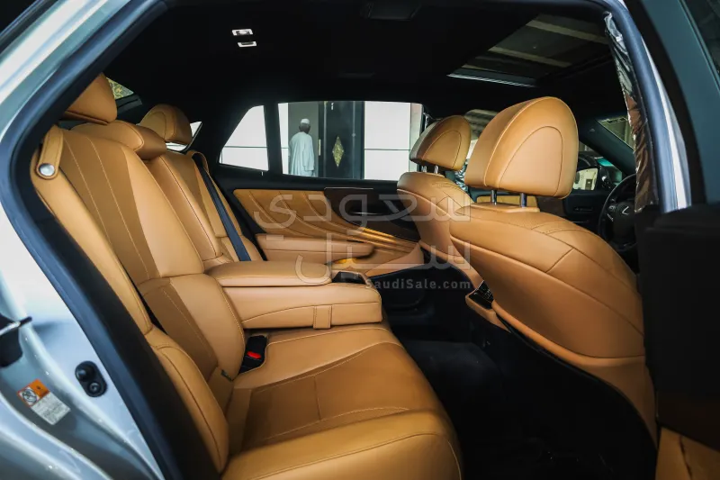 2021 لكزس إل إس 350
